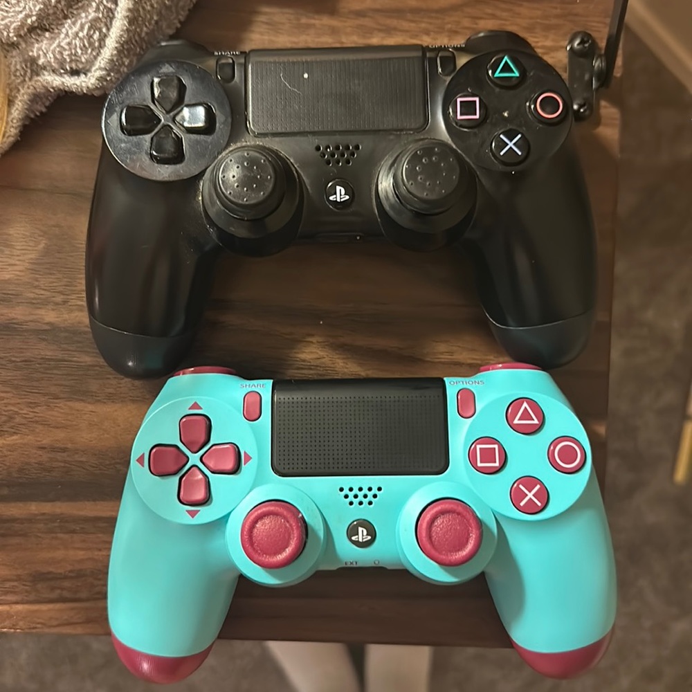 2 dual shock controllers